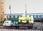 Liliput Niederbordwagen 38997 2 achser mit Tankaufsatz.JPG